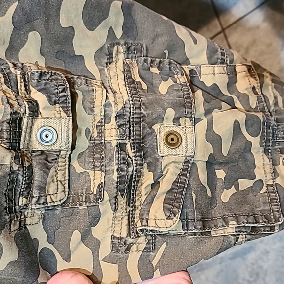 Jeans By Buffalo Camo Cargo Shorts Size 28 - Picture 11 of 13